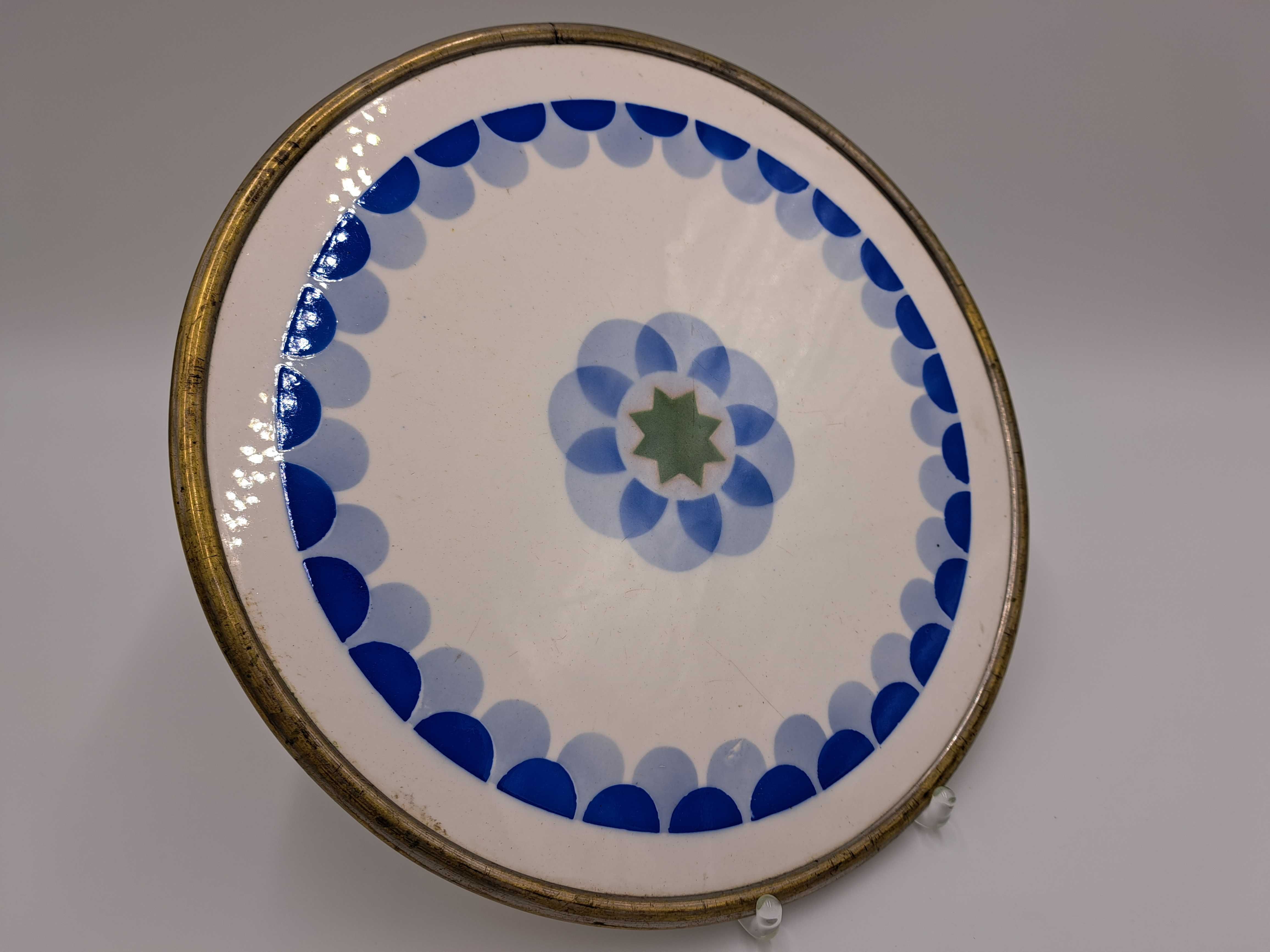 Patera ceramiczna na tort ciasto na 3 kulkach mosiężna art deco