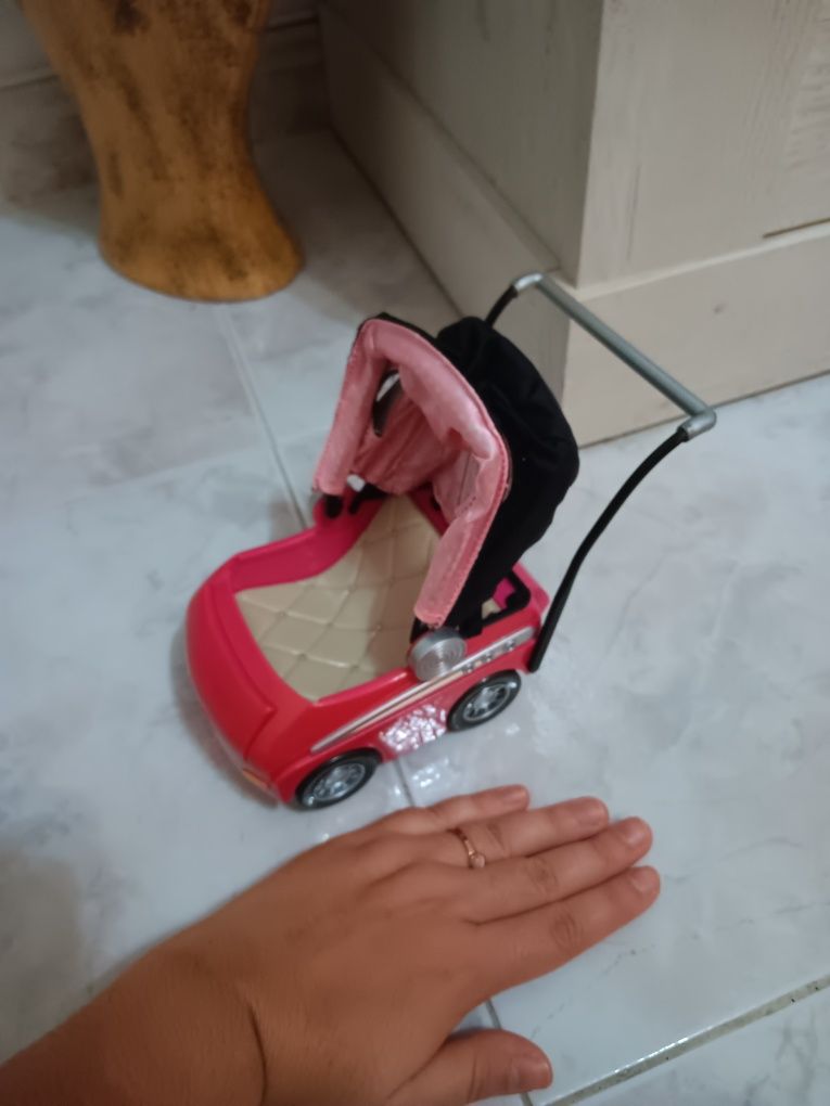 Carrinho de bonecas pequeno