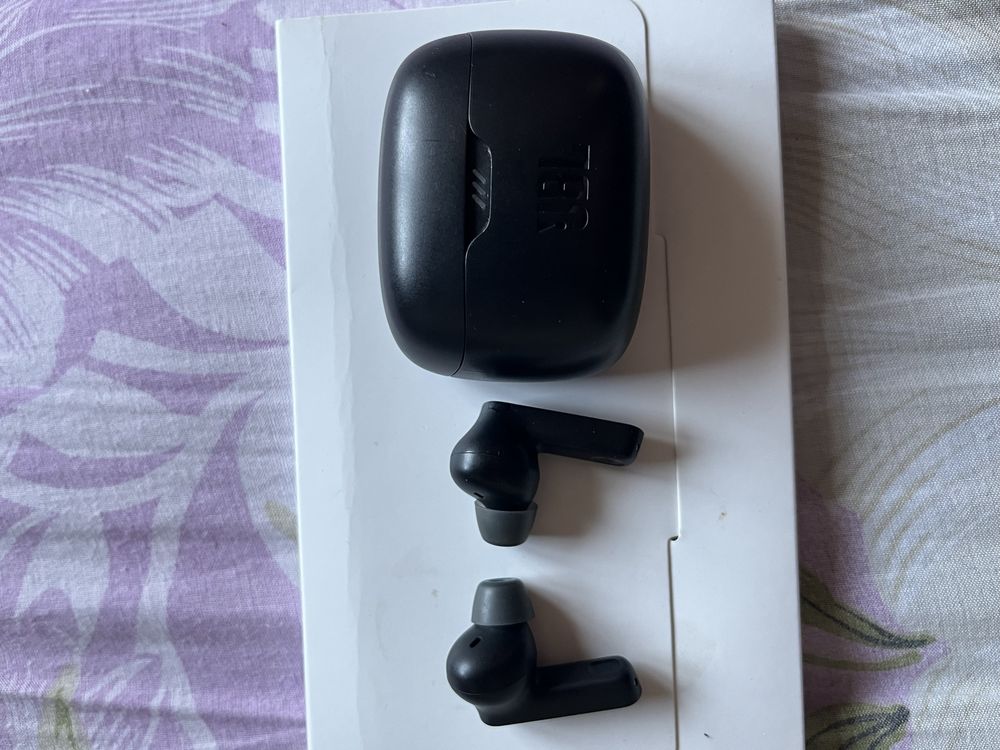 Навушники JBL Tune Beam в хорошому стані