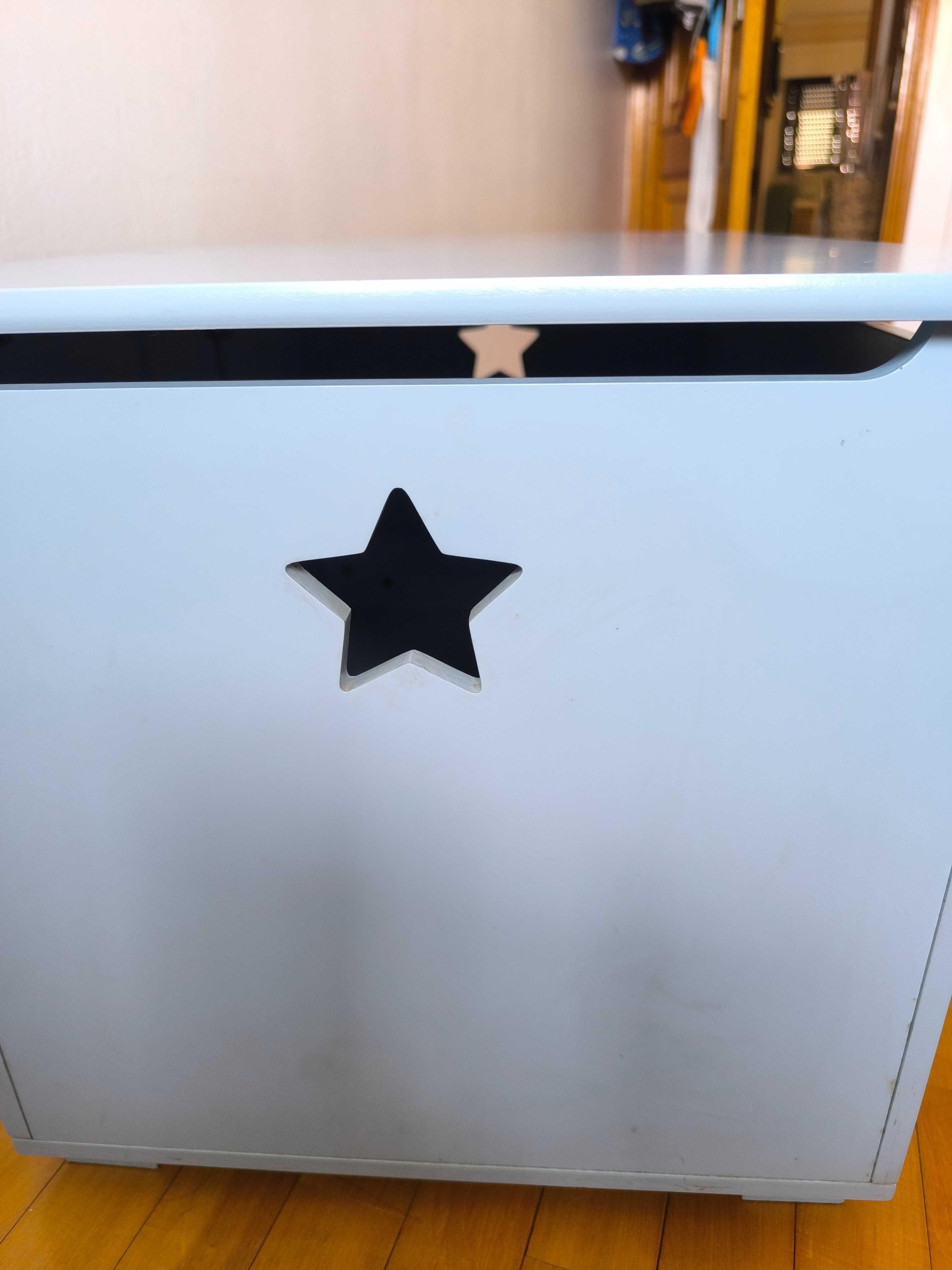 Vendo baú de criança em Madeira com fecho de íman para arrumação
