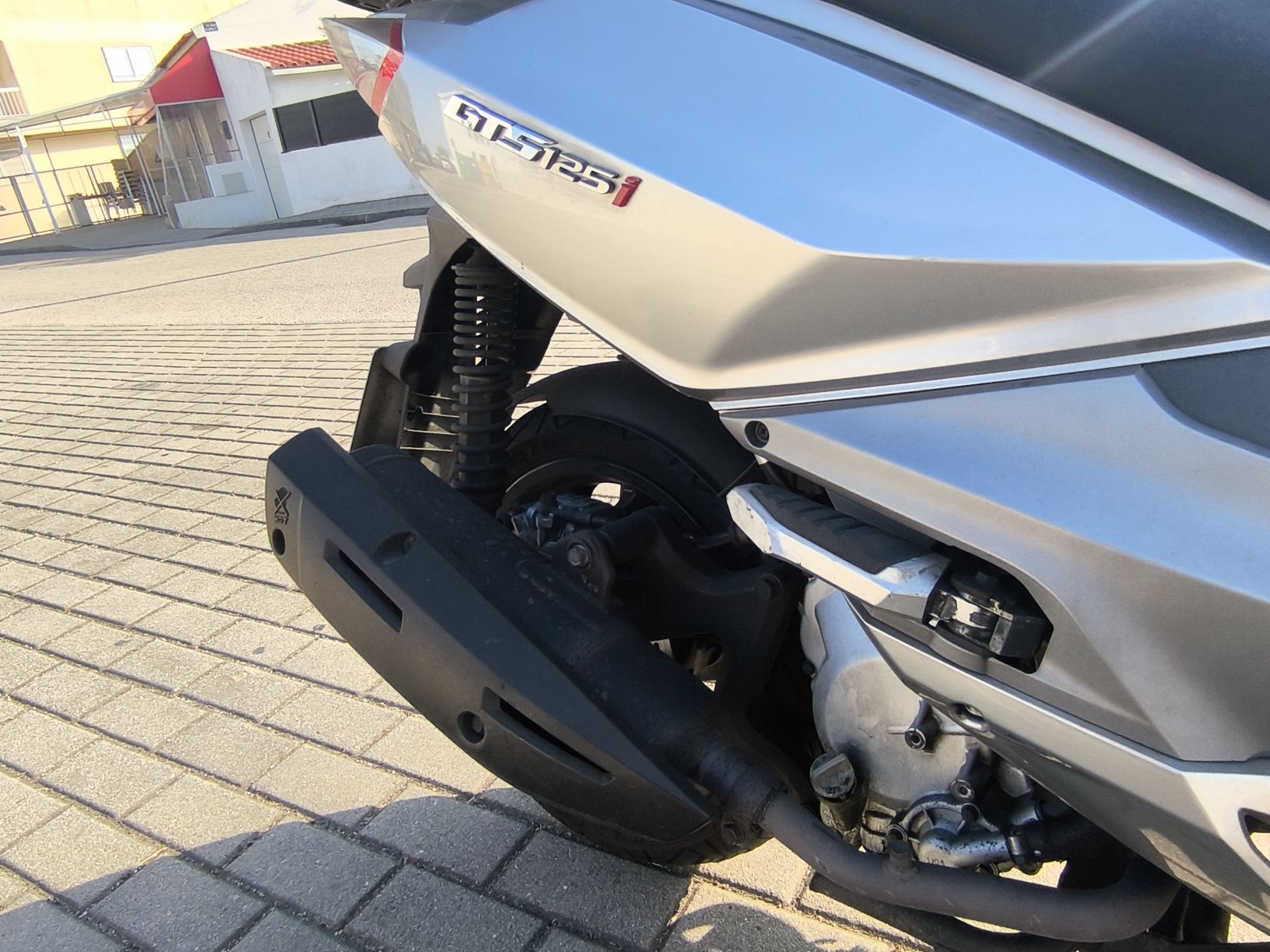 Sym GTS 125i com baú