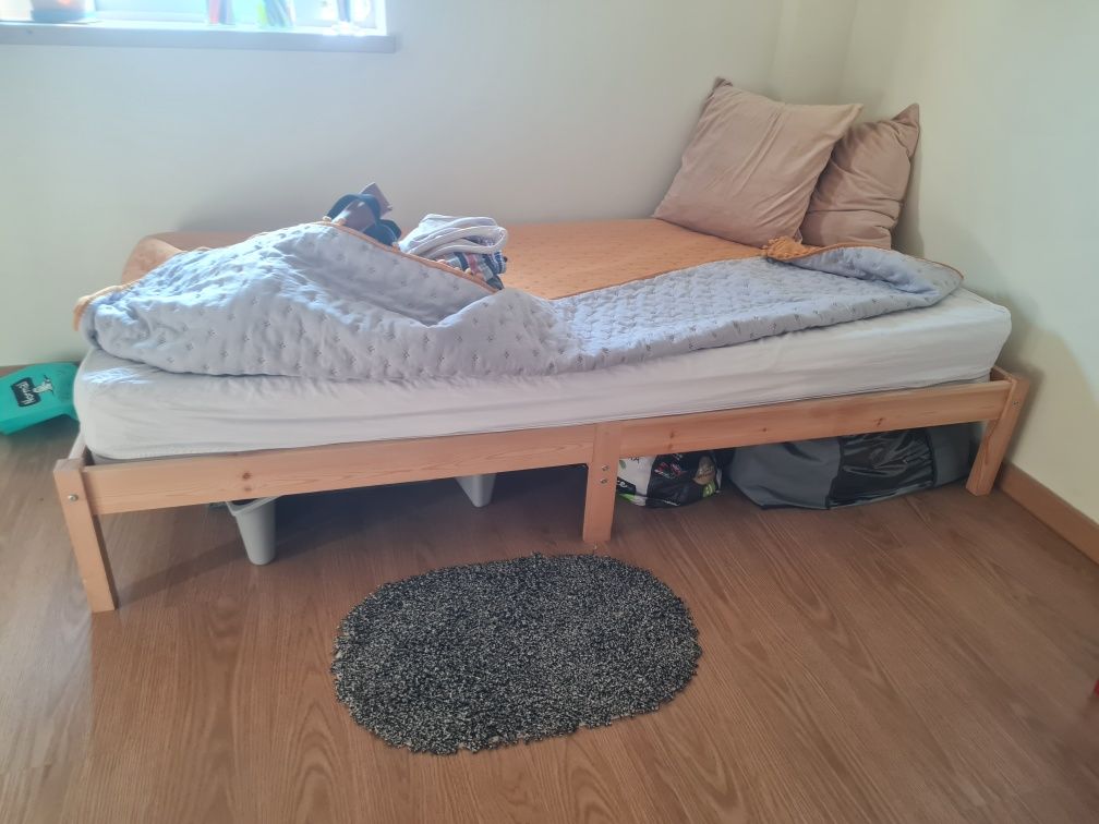 Cama e colchão semi novos