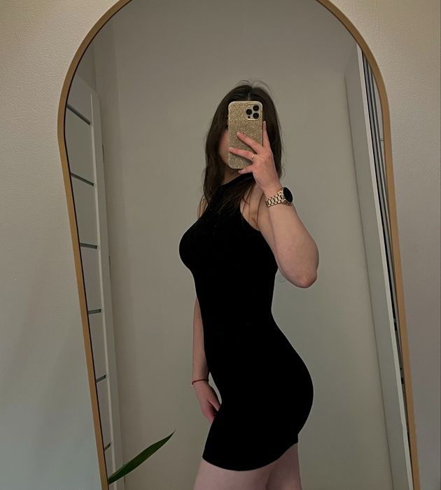 Czarna dopasowana sukienka Bershka XS