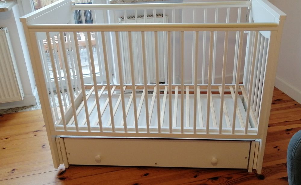 Łóżeczko z funkcją kołyski z szufladą