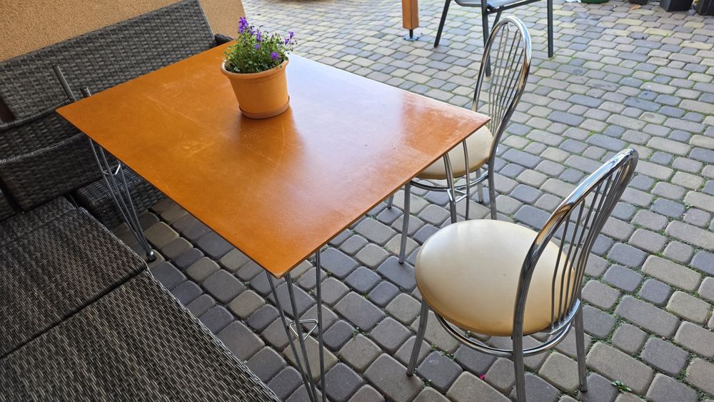 Stół i dwa krzesła