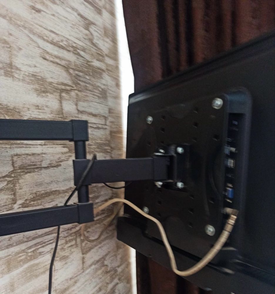 Телевизор Bravis 32 дюйма с кронштейном