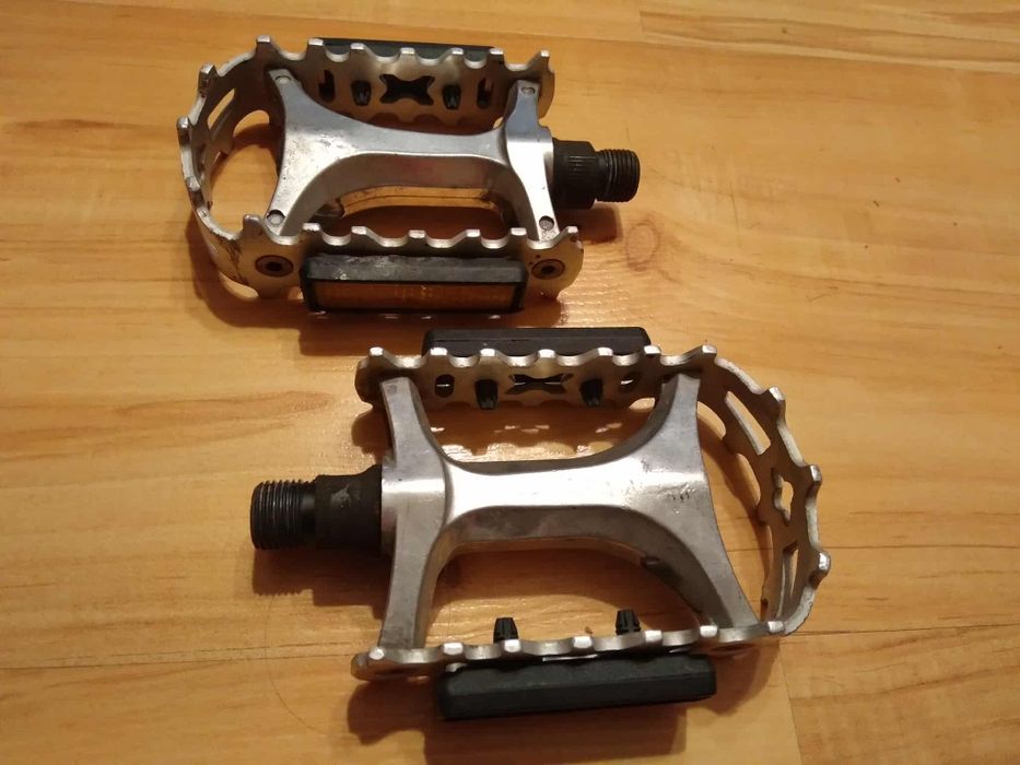 Metalowe pedały rowerowe.