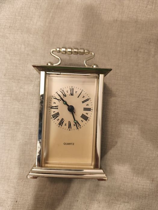 mały, przenośny, srebrny zegar kwarcowy w stylu karety
