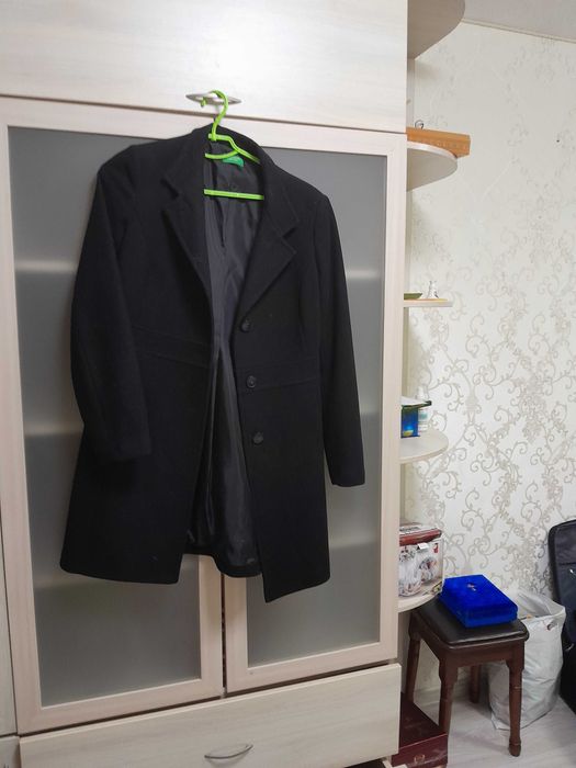 Полупальто чорного кольору