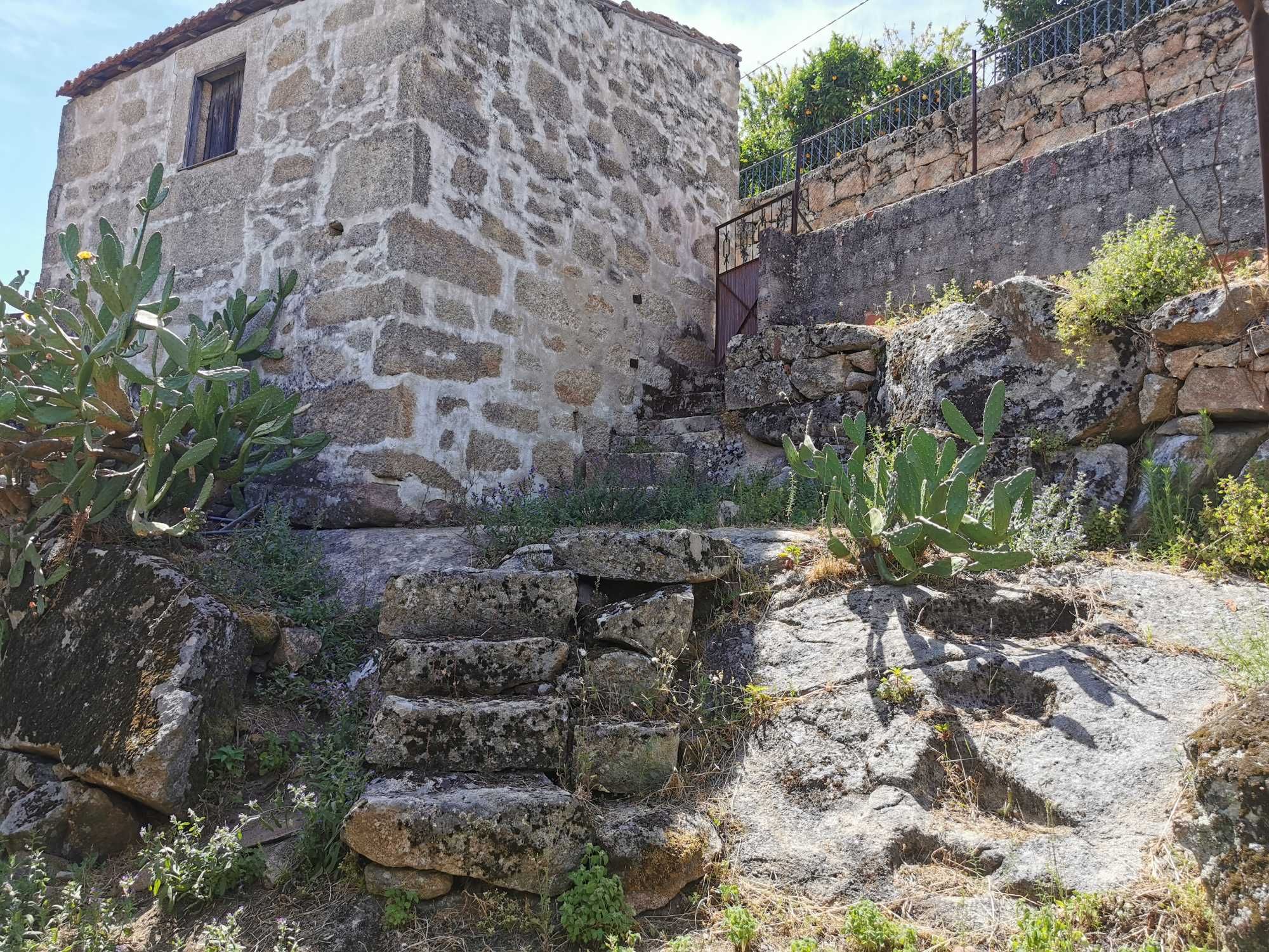Vende-se Conjunto de moradias com terreno – Reconstrução no Douro