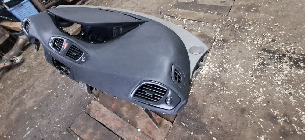 Торпедо, передня панель салона Renault Scenic III (2009-2016) 10121740