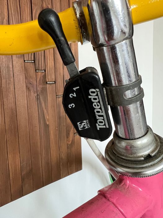 Kolorowy różowy rower single speed torpedo sachs 3.  Nie ostre koło