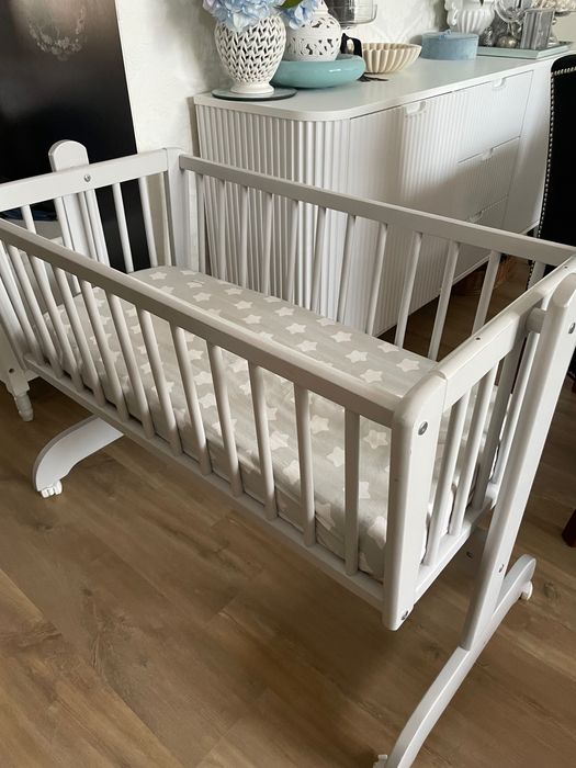 Kołyska, dostawka drewniana  z funkcją blokady kolor szary.