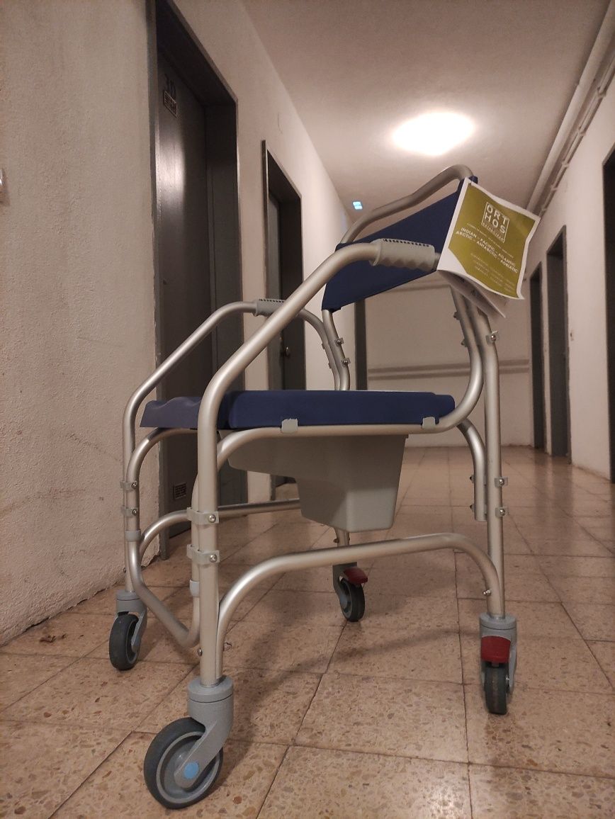 Cadeira de Banho Sanitária com Rodas Pacific