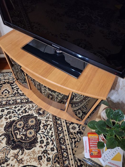 Продам тумбу под телевизор