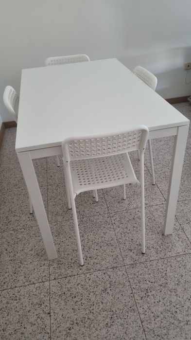 Vendo mesa + cadeiras + mesa de centro