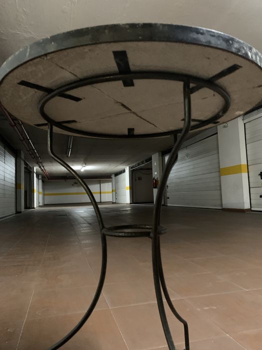 Mesa de com tampo de azulejo