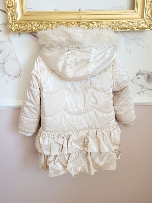 Perłowa kurtka 86-92 płaszczyk z falbanami i kokardkami futrzany