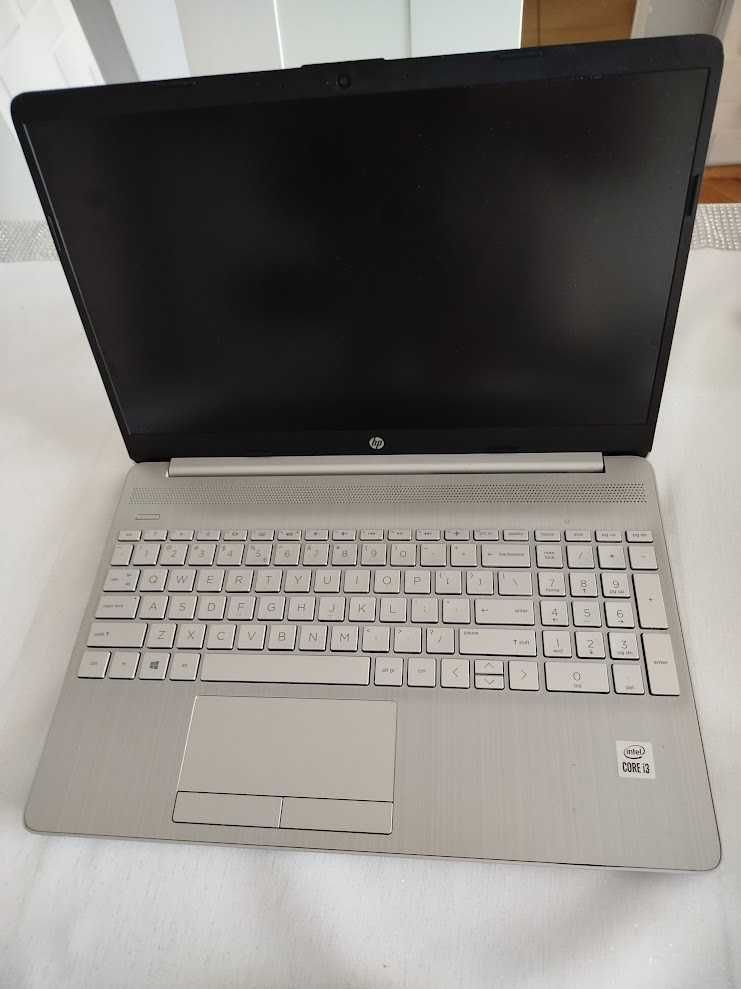 Srebrny laptop HP w bardzo dobrym stanie.