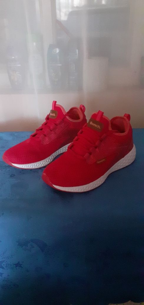 Продам кроссовки Bench .размер 34