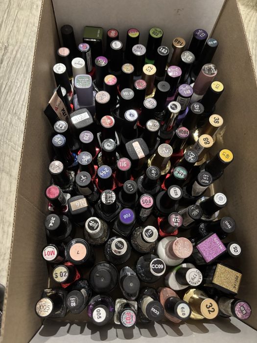 Лаки  б/у по 50 грн