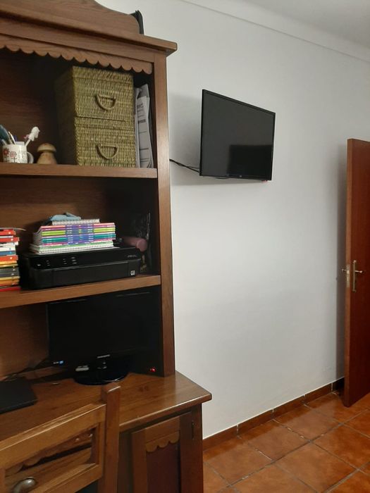 Quarto completo, cama de corpo e meio