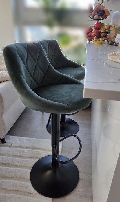 Dwa hokery obrotowe (cena za komplet), regulowane, zielone welurowe