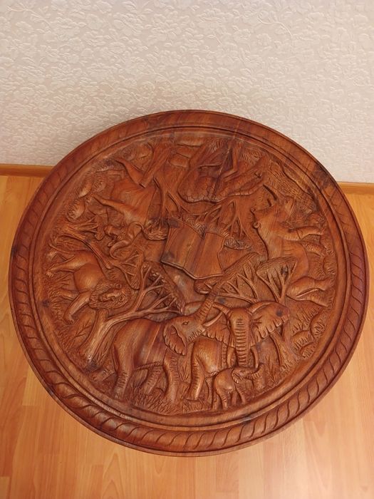 Столик і крісла з червоного дерева