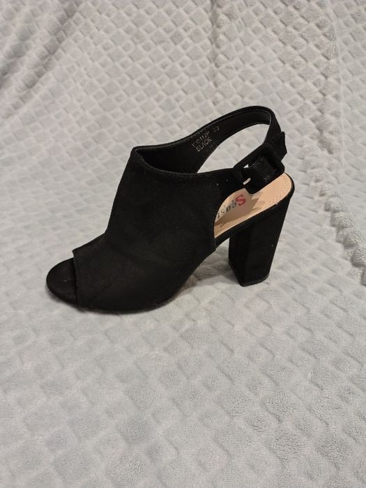 Czarne zamszowe buty na obcasie