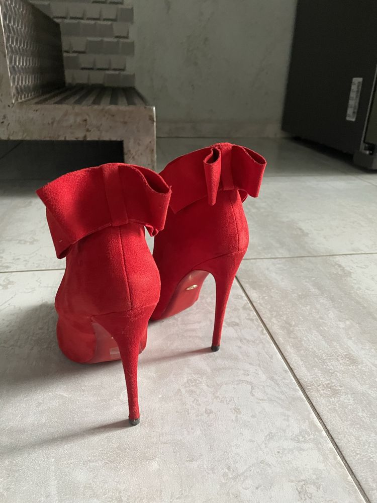 Туфлі, класичний червоний