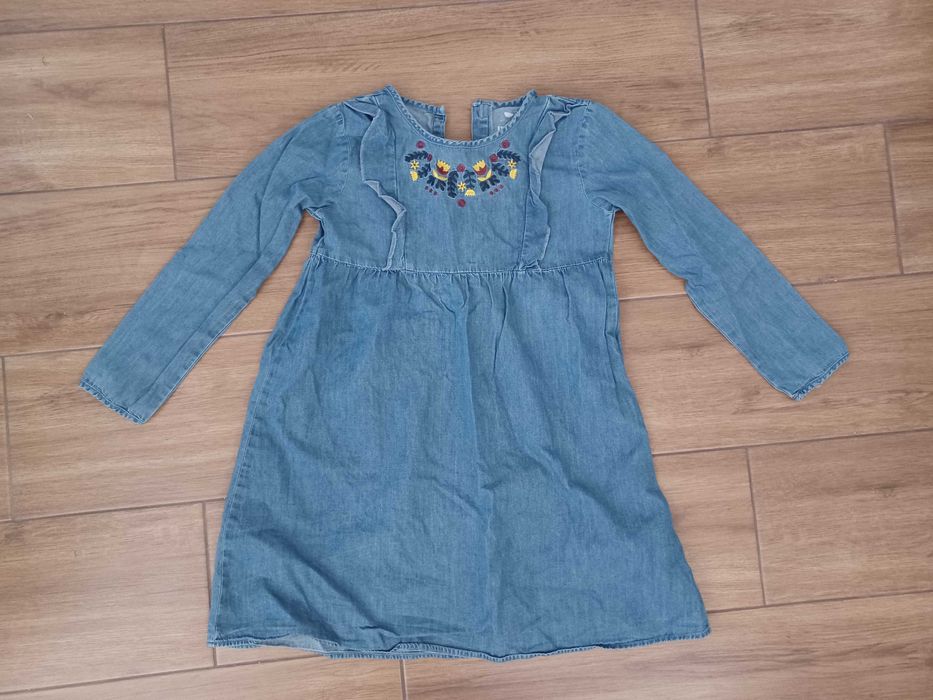 Jeansowa sukienka wyszywana