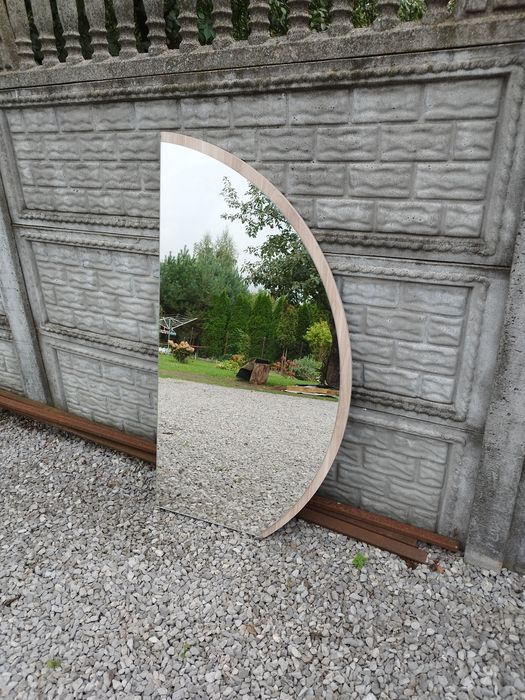 Lustro pólokrągłe ze ścięty dołem i bokiem naklejone na płycie