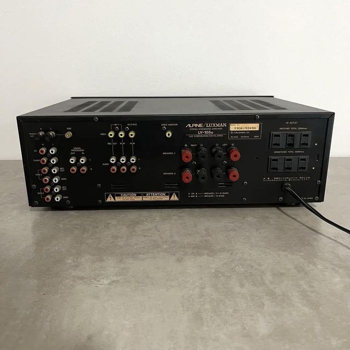 Гибридный усилитель LUXMAN LV-105.