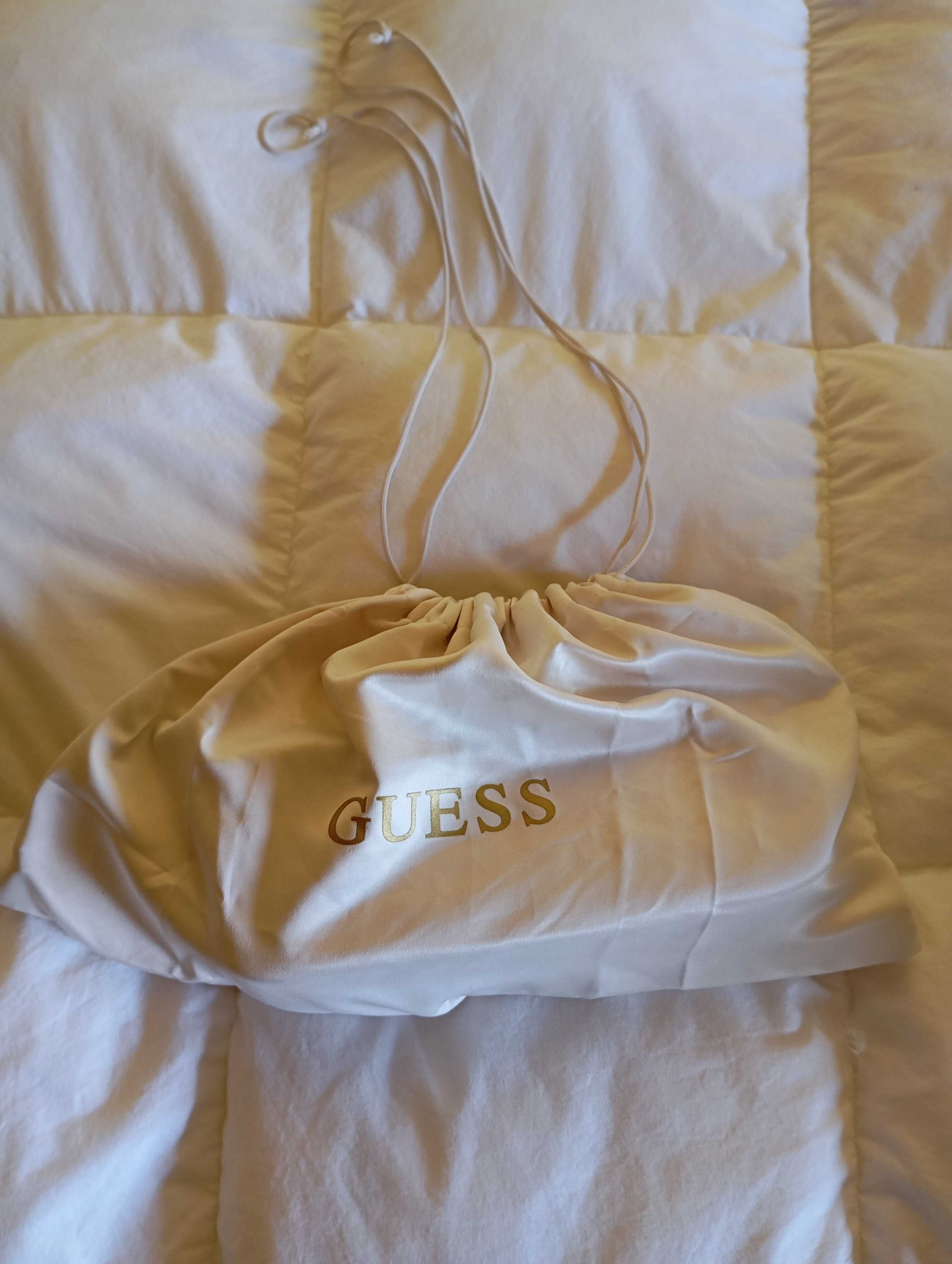 Mala Guess preta