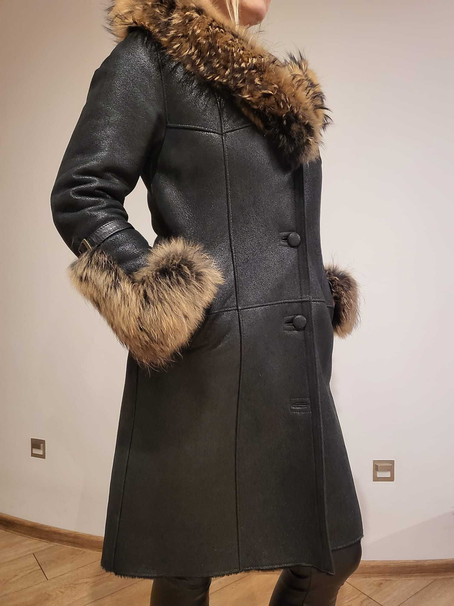 Kożuch damski czarny z jenotem praktycznie nowy, bardzo elegancki.