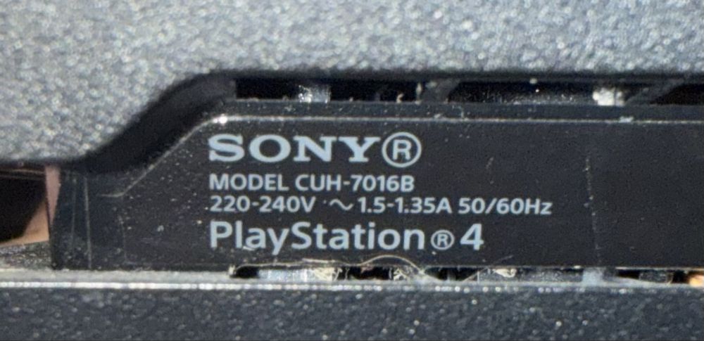 PS4 Pro 1TB (CUH-7016B) + 2 comandos + Fifa 20