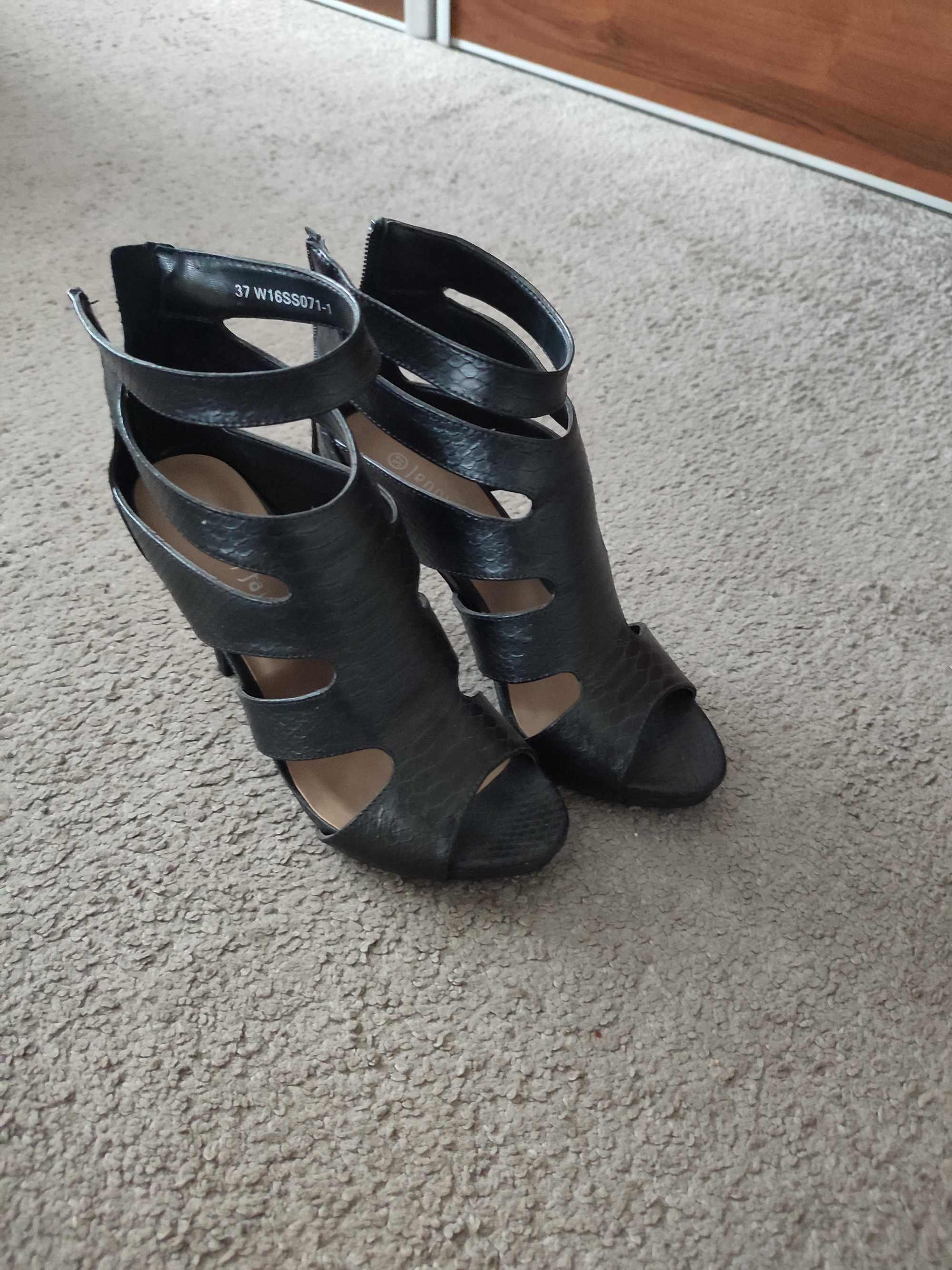 Sprzedam buty damskie.