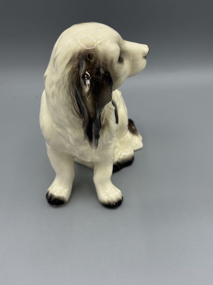 Porcelanowy siedzacy piesek