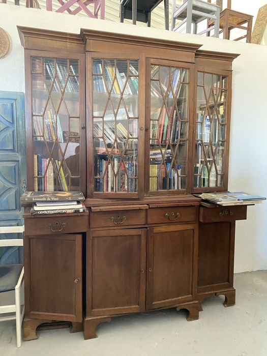 Móvel de sala ou livreiro ou de sala em bom estado