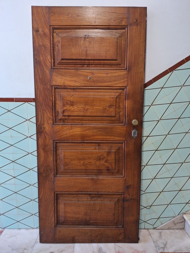 Porta de madeira maciça principal