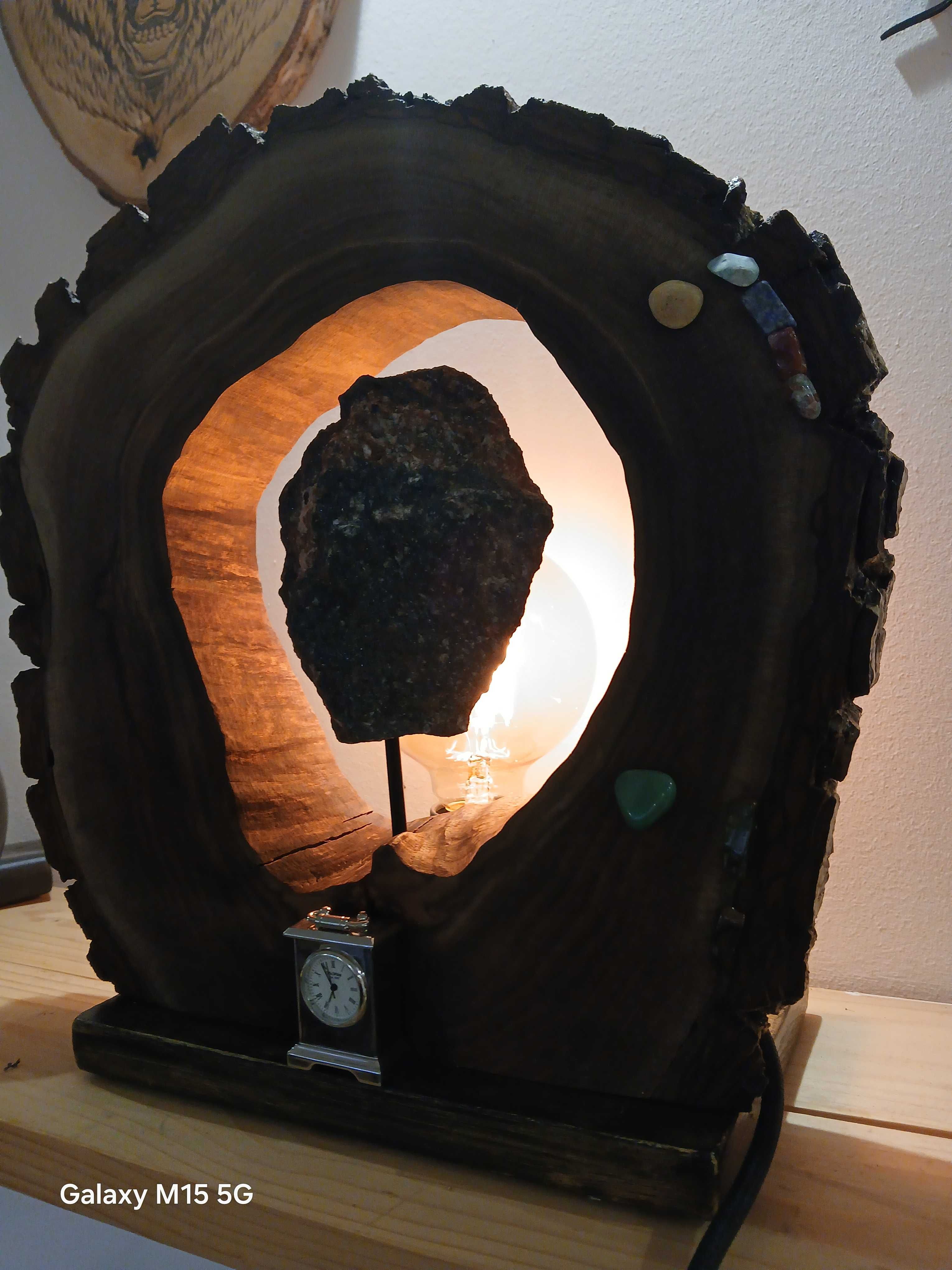 Lampa dekoracyjna w plastrze orzecha włoskiego