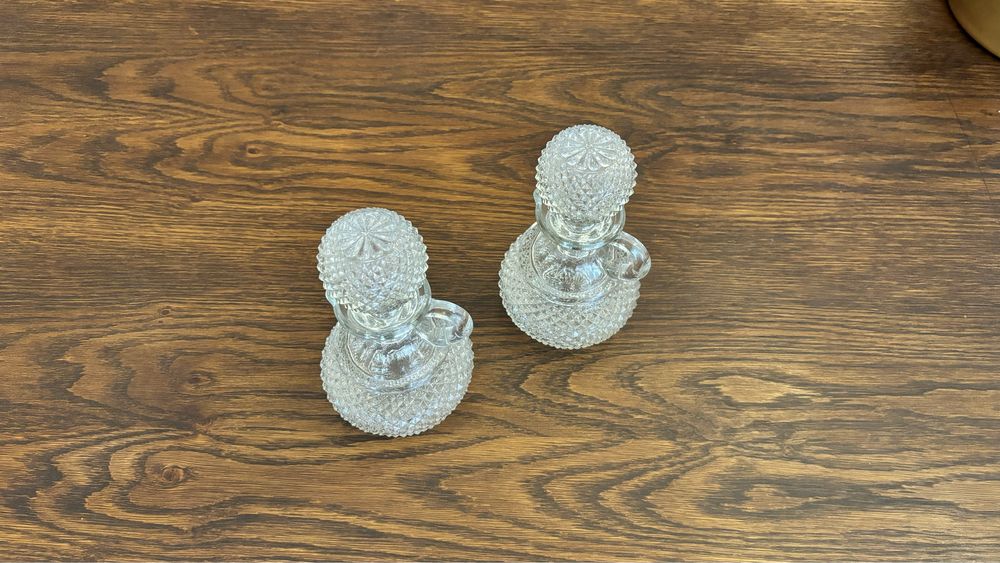 2 Garrafas/Azeiteiras em Vidro Trabalhado – Vintage