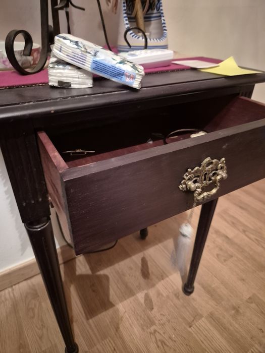 Mesa de cabeceira antiga