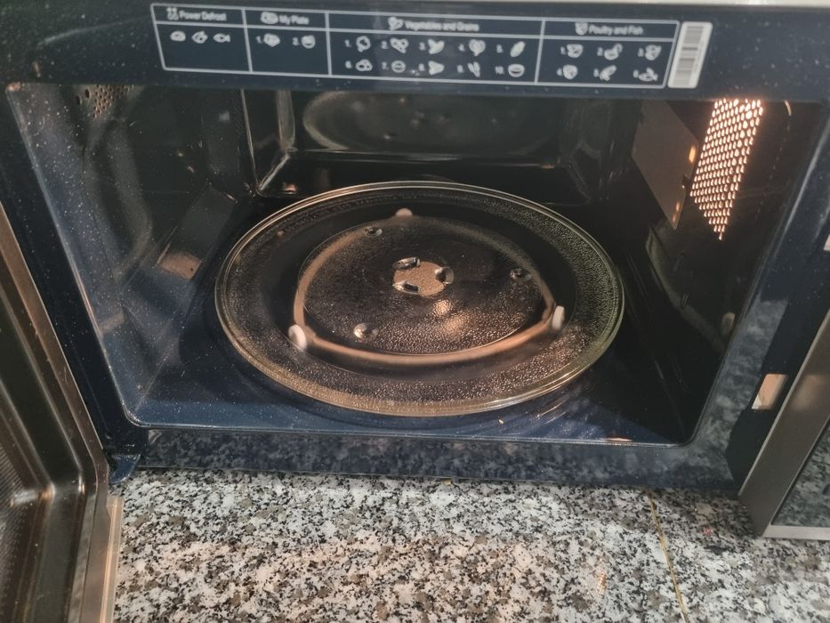 Sprzedaje kuchenkę microfalową Samsung