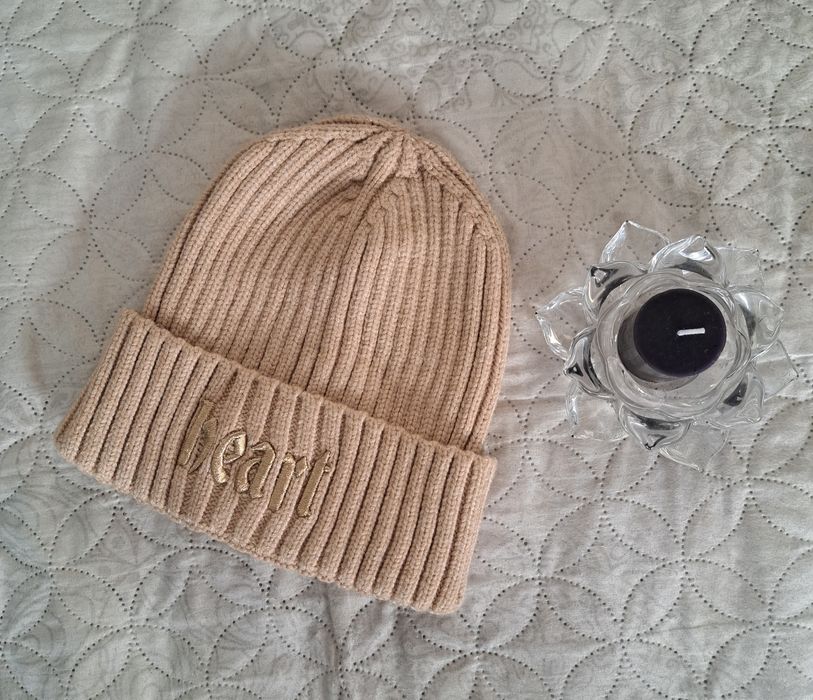 Nowa brązowa prążkowana czapka