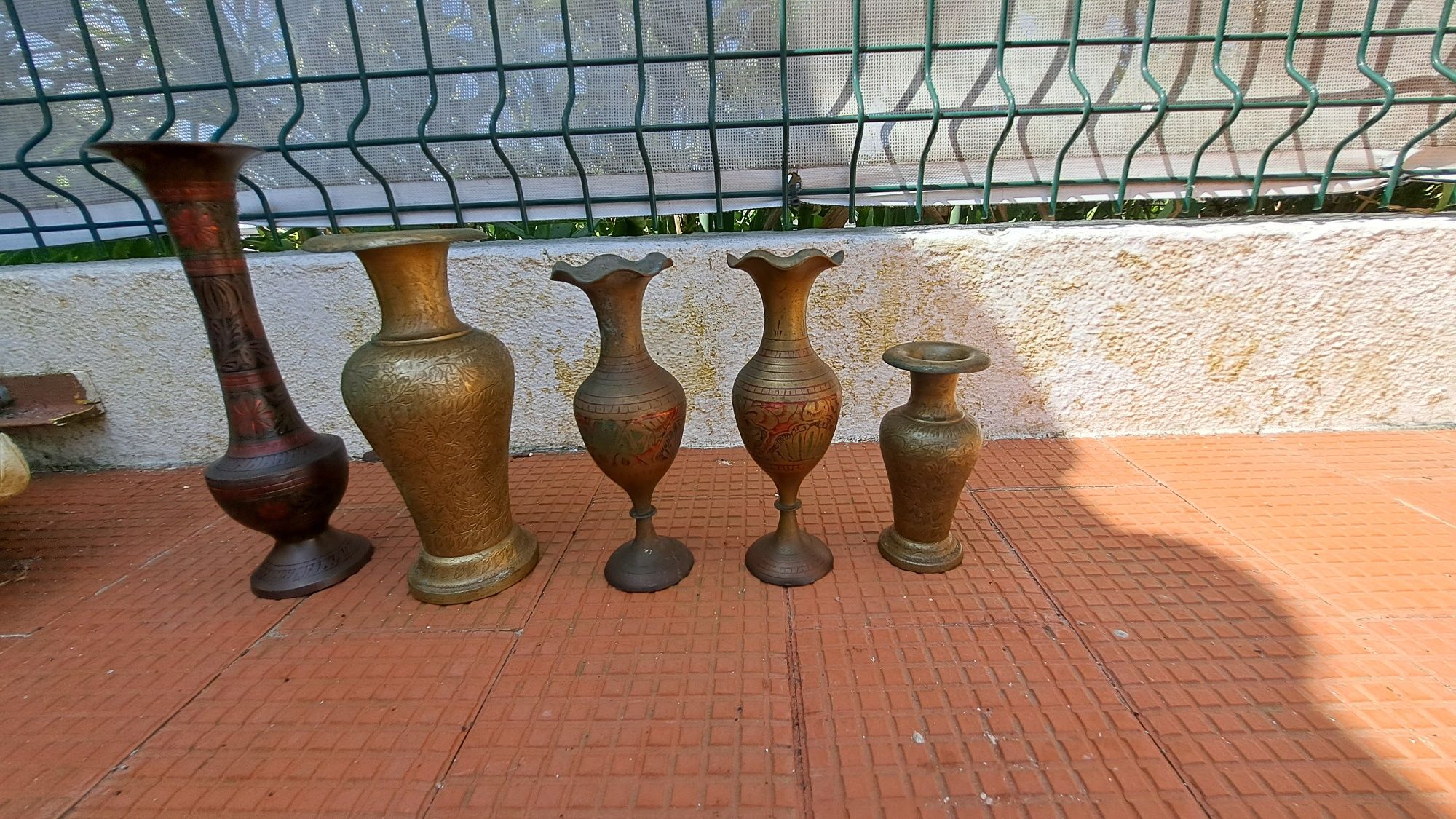 Jarras em latão gravadas