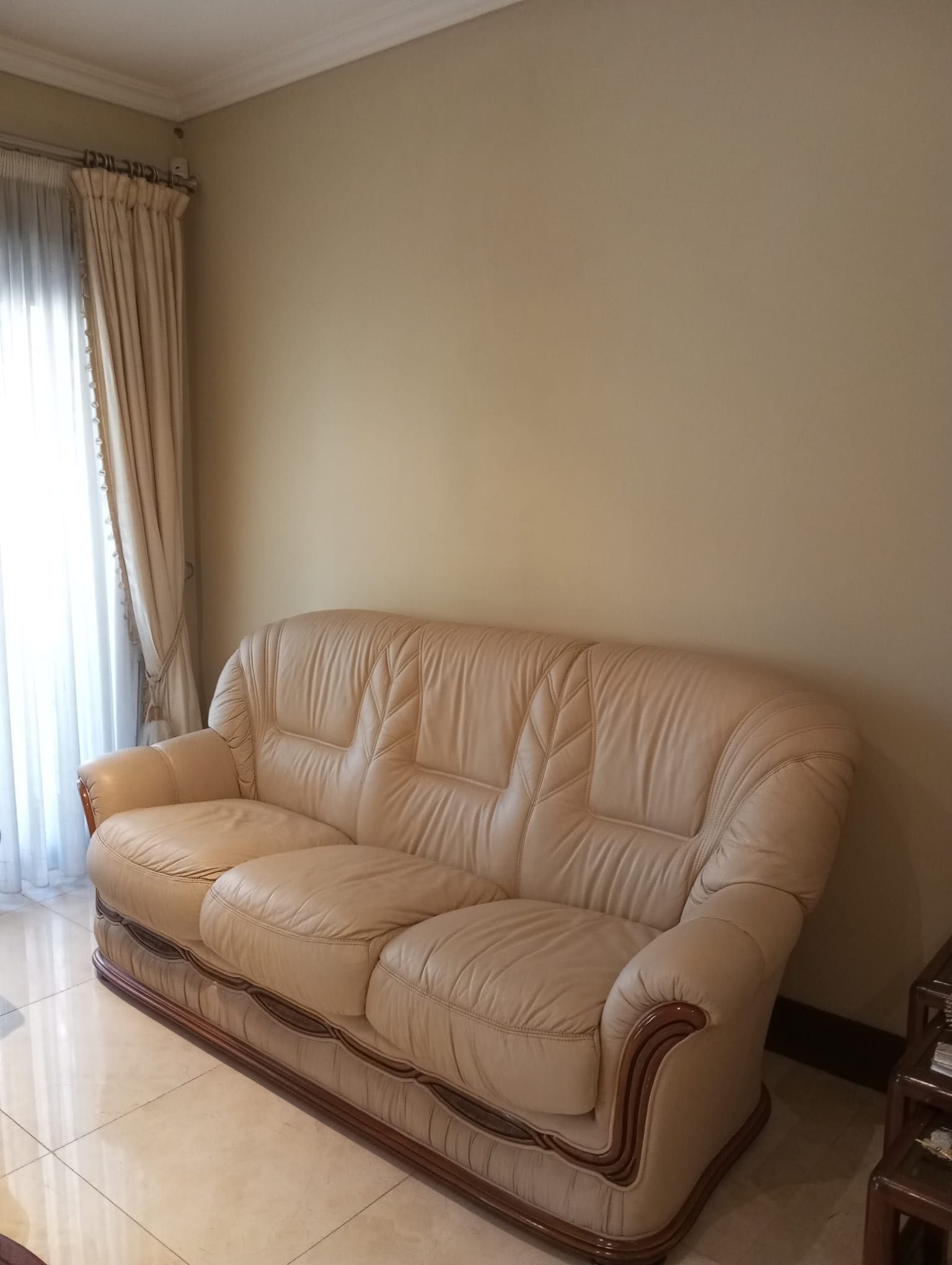 Vendo Conjunto de Sofás e mesa de centro