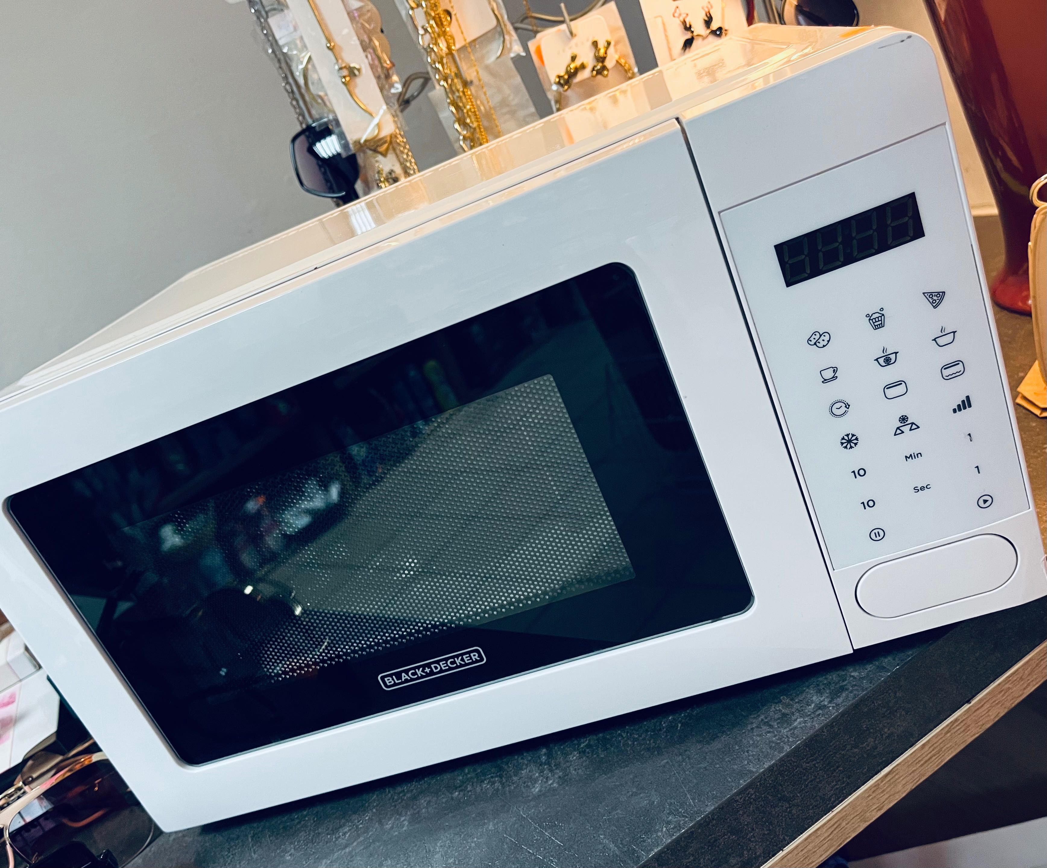 Nowa Black & Decker BXMZ701E Kuchenka mikrofalowa z grillem 20 L 700