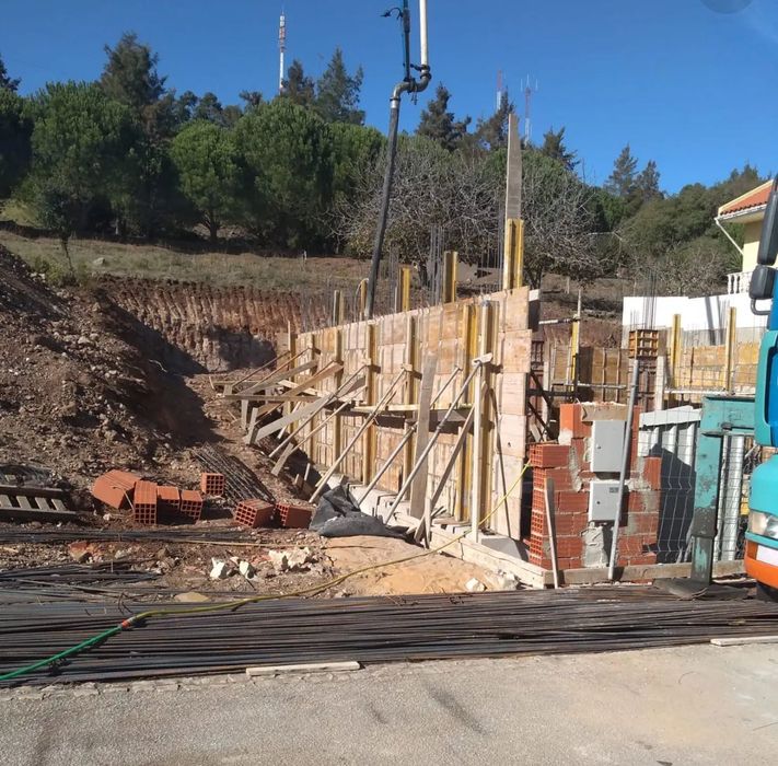 Confragem. Muros, piscinas, pequenas moradias.