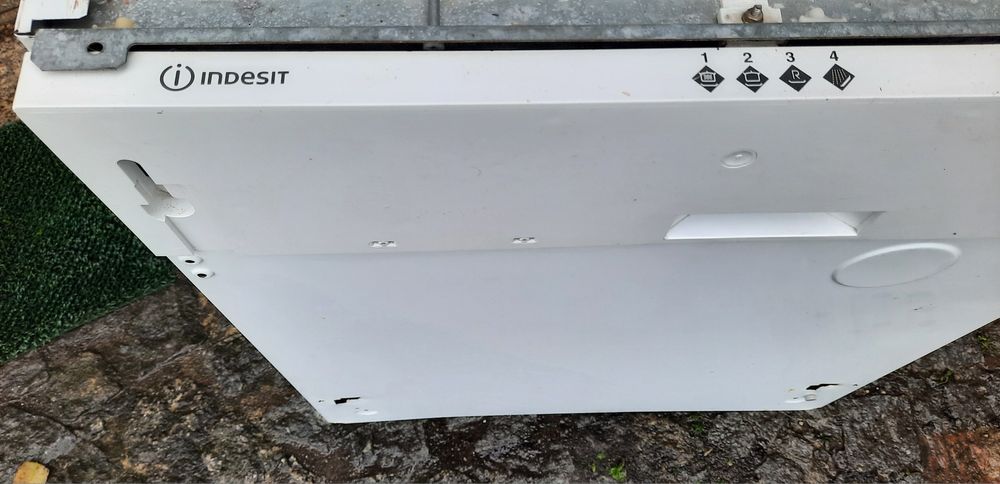 Máquina de levar loiça. Da Indesit. Para encastrar. A funcionar bem